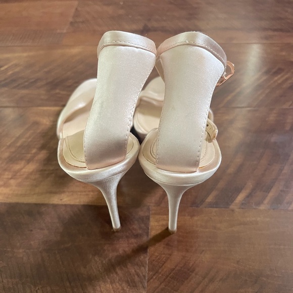 Vince Camuto Imagine pumps satin ivory - Picture 4 of 5